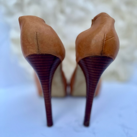 Guess heels in distressed like leather material - Picture 2 of 4